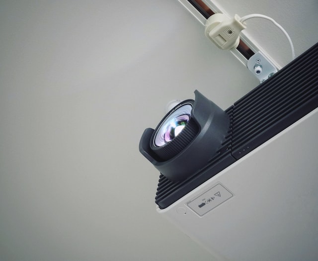 How to Adjust Optoma Projector to Fit Screen